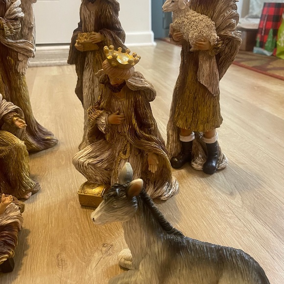 Resin Golden Nativity - Picture 4 of 7